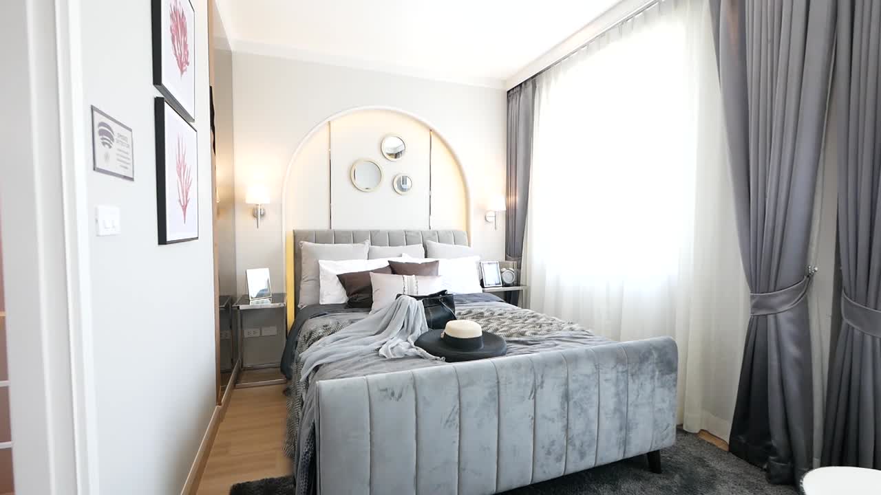 자연광으로 세련되고 편안한 침실 장식