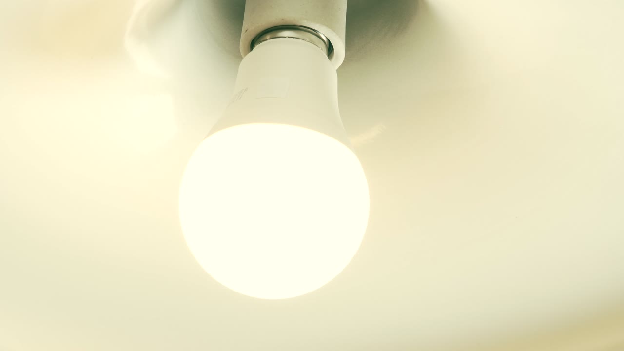 회전으로 켜진 전구
