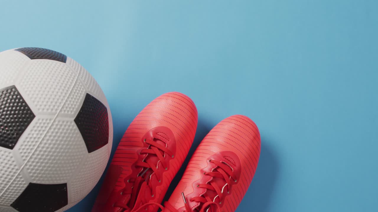 Animazione di un pallone da calcio e scarpe rosse su sfondo blu con spazio per il testo.