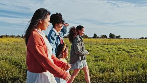 caminar, el amor y los padres lgbtq en una granja