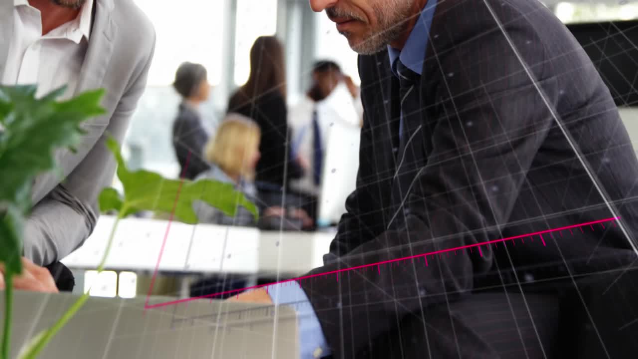 animazione dell'elaborazione dei dati finanziari su diversi uomini d'affari in ufficio