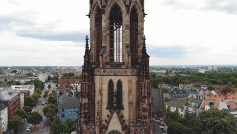 Toma-Aérea-Ascendente-De-4k-E-Imágenes-De-Primer-Plano-De-La-Histórica-Gran-Iglesia-De-San-Martín-De-Colonia,-Alemania