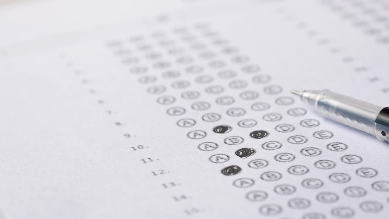 concepto del examen, respuesta escrita a lápiz en papel