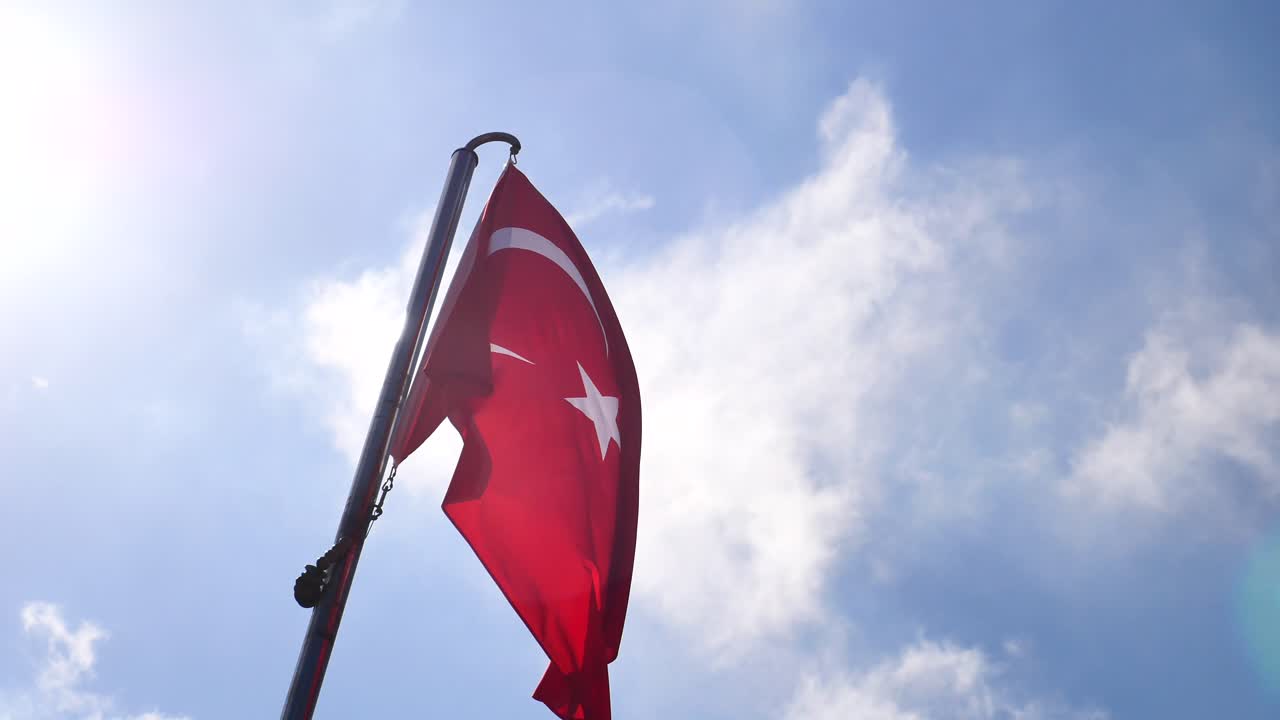 bandera turca ondeando en el cielo