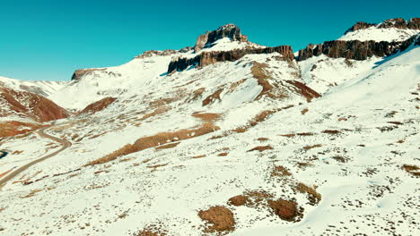 Maravillosa-Vista-Panorámica-De-Los-Andes-Con-Drones-En-Un-Hermoso-Día-De-Invierno,-Que-Muestra-La-Impresionante-Belleza-De-La-Cordillera-Cubierta-De-Nieve