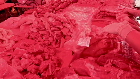 carnicero arreglando los cortes de carne para exhibirlos