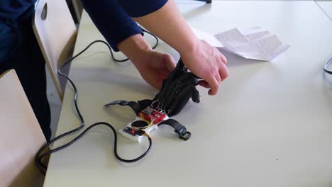 ingeniero trabajando en un guante técnico que permite hablar a la gente