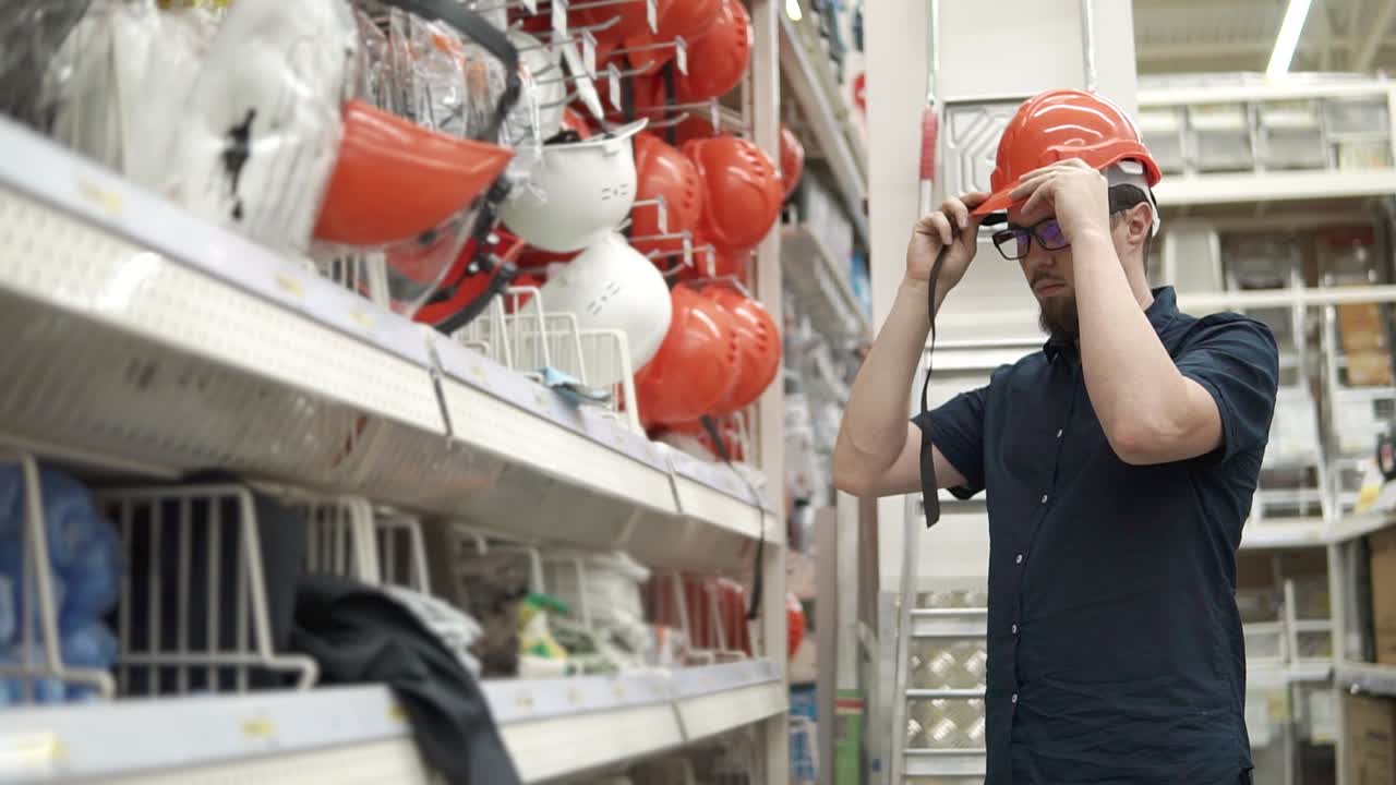 하드웨어 가게 에서 안전 장비 를 구입 하는 사람