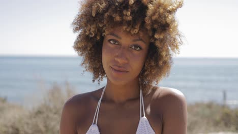 mujer encantadora a la luz del sol