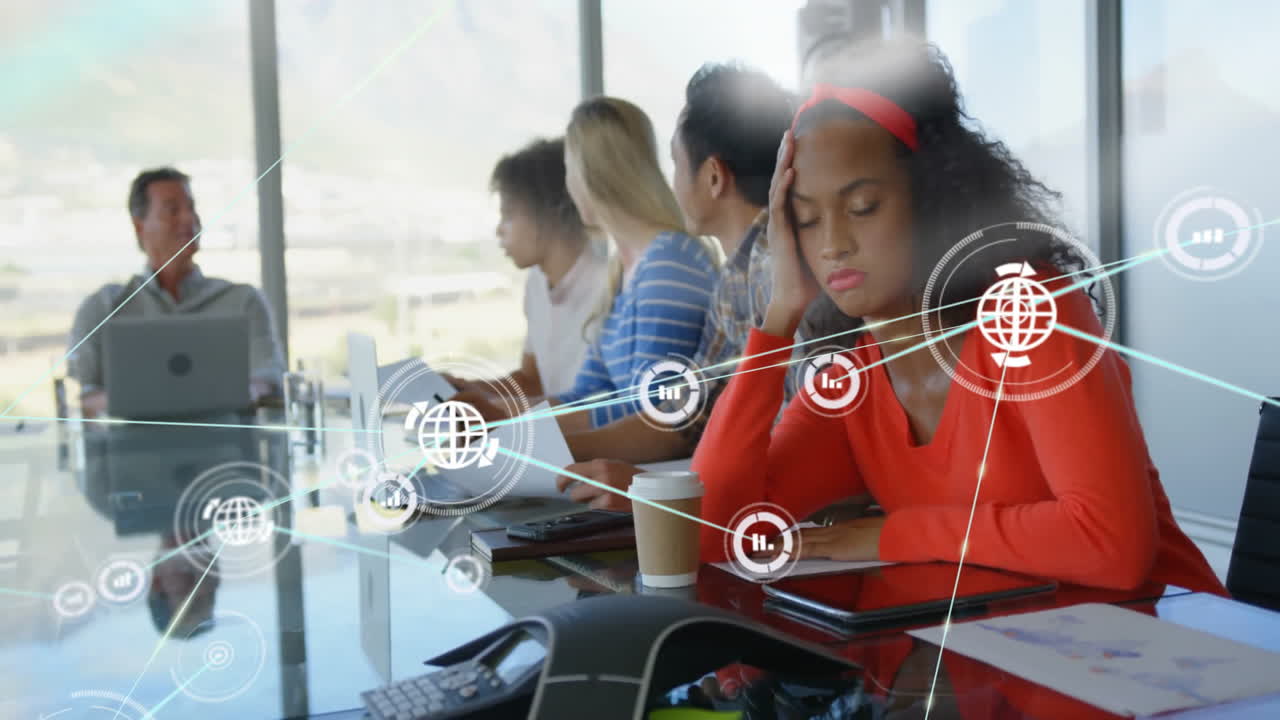 animazione di una rete di connessioni con icone su diversi colleghi che discutono del lavoro