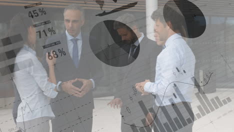 animación del procesamiento de datos financieros sobre diversos colegas que discuten el trabajo en la oficina