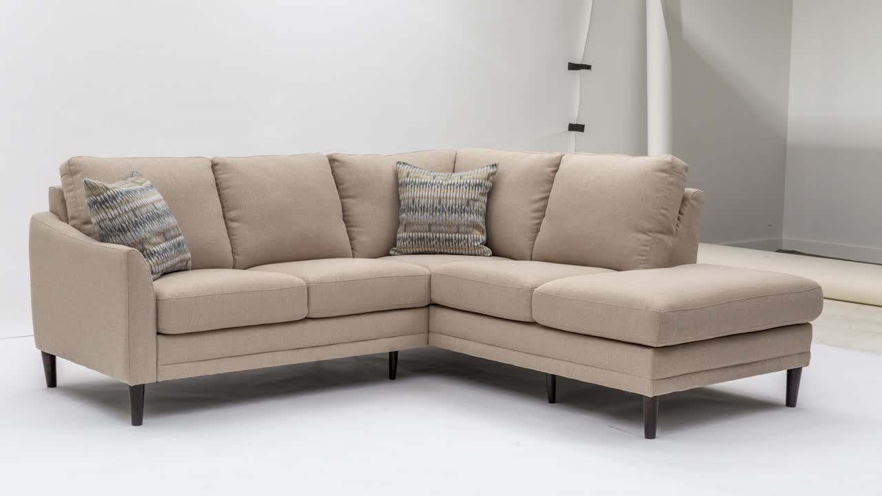 zoom lento en la sección de tela beige desde un ángulo lateral contra un fondo blanco