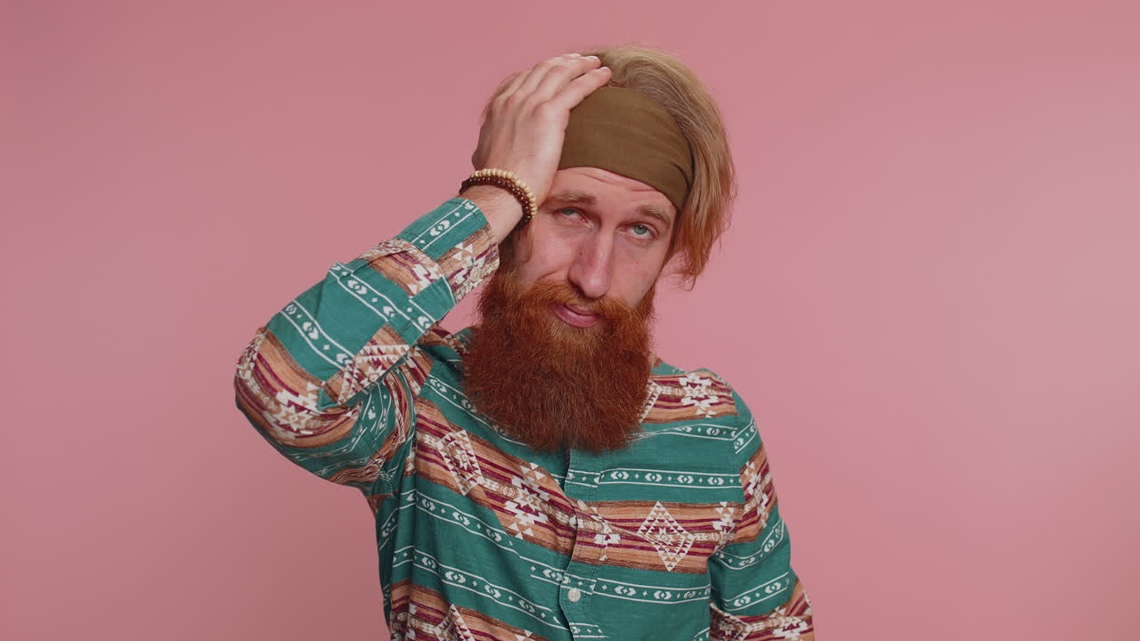 화가 난 관광객 세련된 남자 얼굴 손바닥 제스처, 지루한 느낌, 결과에 실망, 나쁜 소식