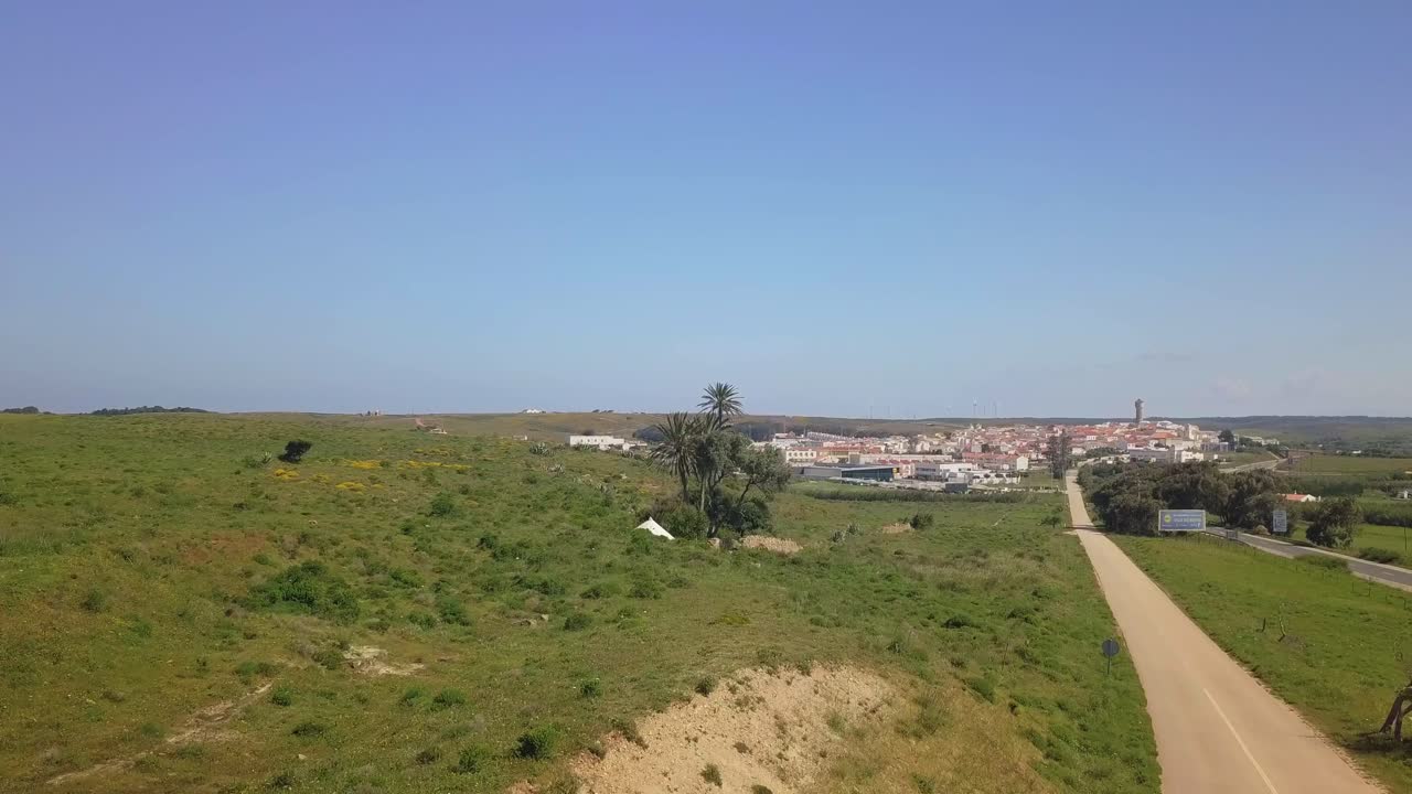 Portekiz'de, Sagres'te yeşil tarlalar ve palmiye ağaçlarıyla kırsal alanın havadan görünümü