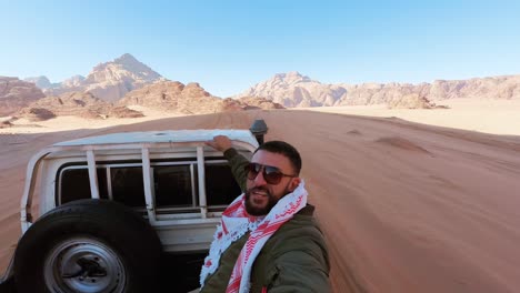 jeep cruzó el desierto de wadi rum