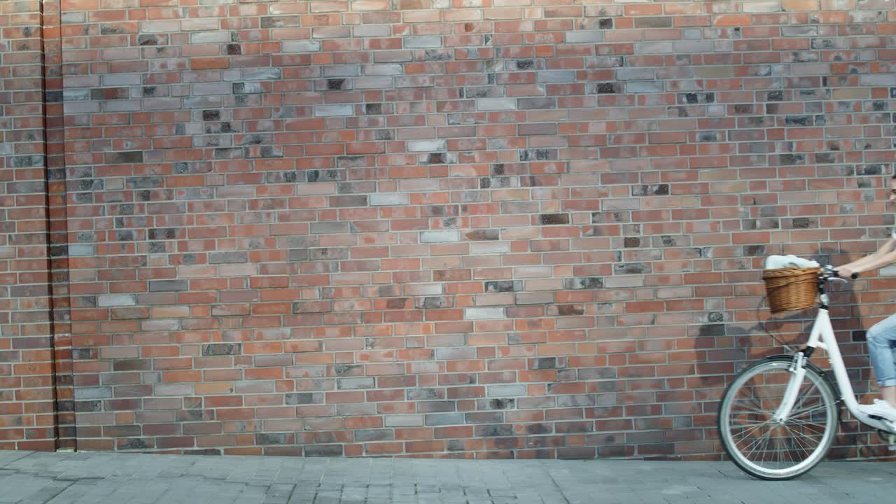 video de una mujer montando una bicicleta de la ciudad