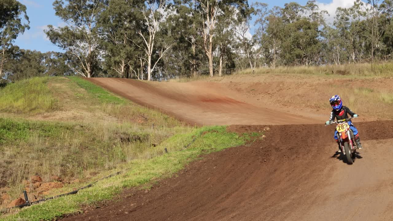 라이더 는  트랙 을 능숙 하게 이동 한다