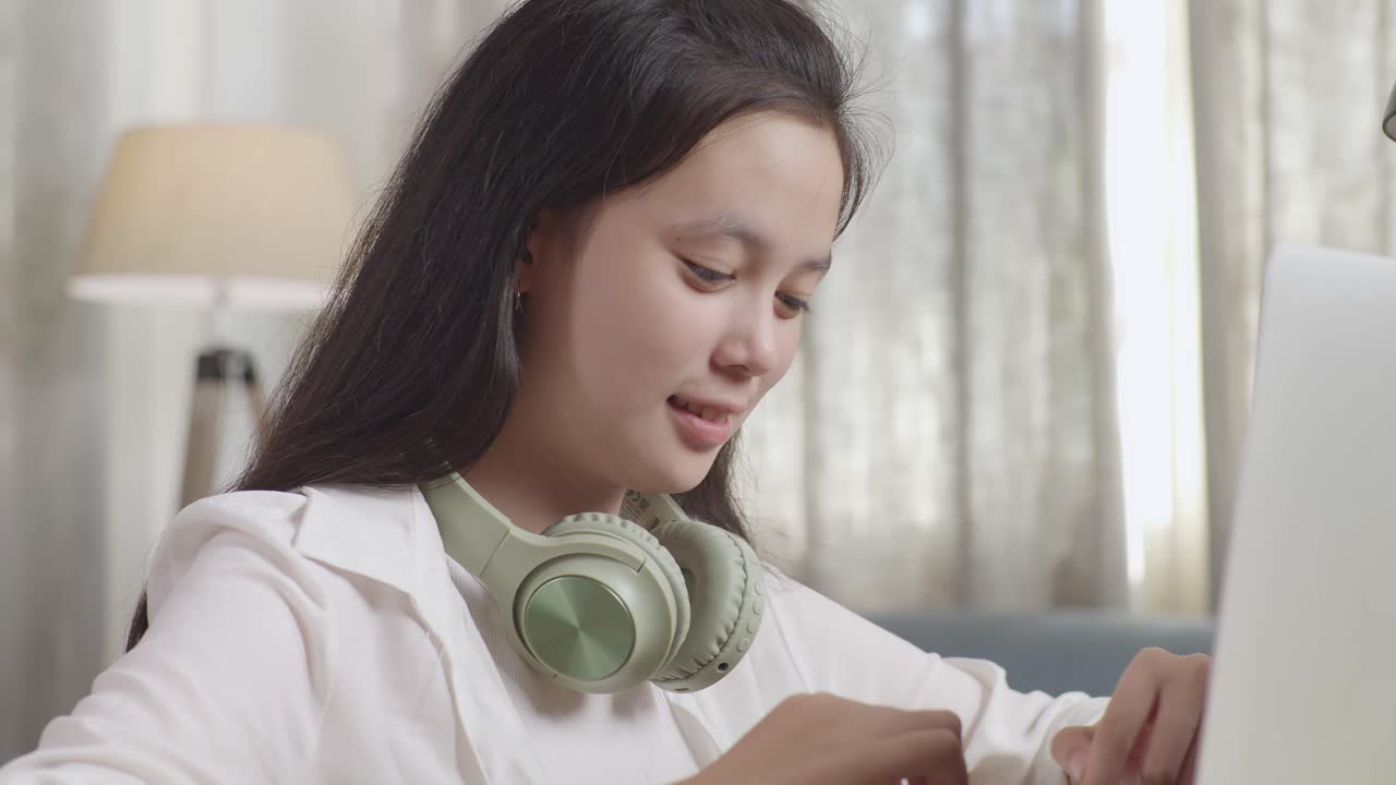 집에서 공부하는 십대 소녀