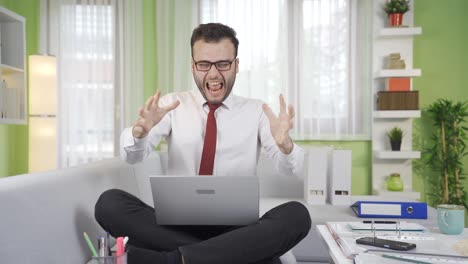 Retrato-De-Un-Joven-Hombre-De-Negocios-Trabajando-Felizmente-Y-Con-Placer.