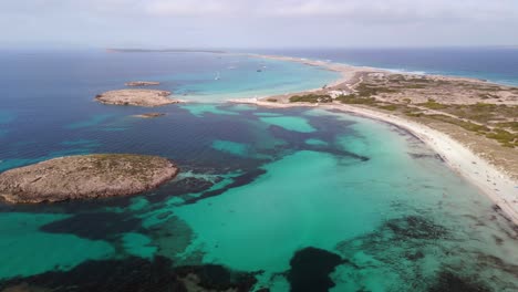 Vorgelagerte-Insel-Mit-Weißem-Sandstrand