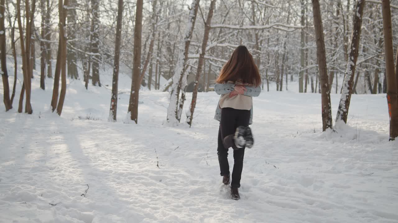 행복한 젊은 아름다운 부부는 함께 이 많은 겨울의 숲에서 즐겁게 지내고 있습니다.