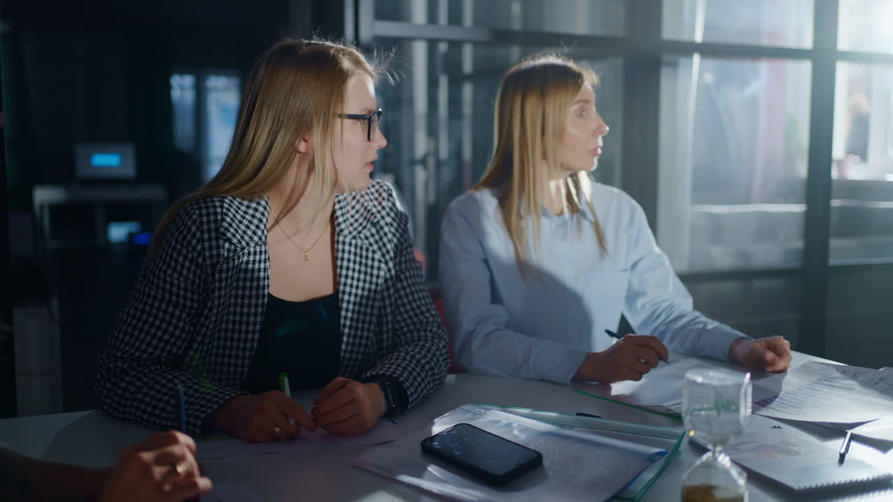 деловые женщины на совещании