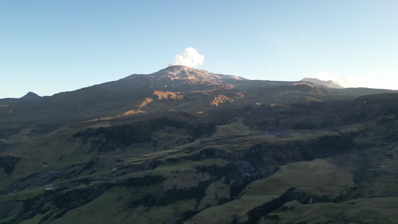 volcán activo nevado del ruiz en el departamento de tolima en las montañas de los andes en colombia expulsando ceniza