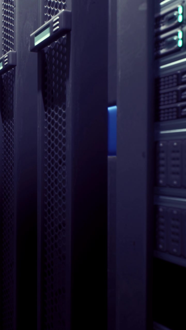 Data center con rack di server in un ambiente tecnologico durante il giorno.