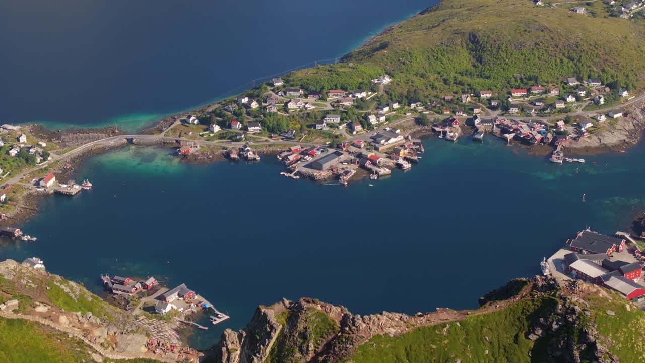 pequeño pueblo de reine, noruega muy por debajo de la montaña reinebringen