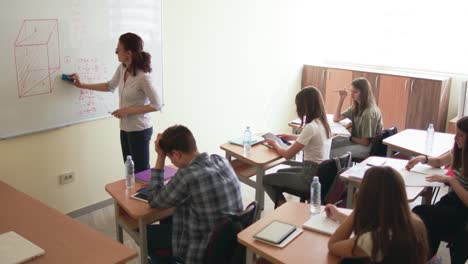 alumnos en clase en la escuela haciendo tareas matemáticas en la pizarra