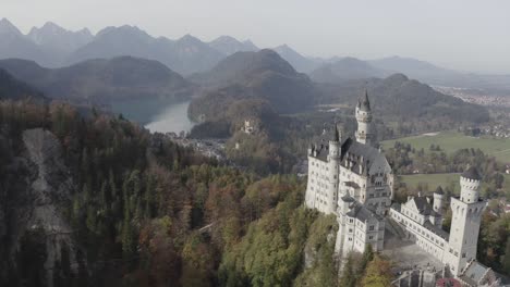 castillo de neuschwanstein en otoño | 4k d-log: perfecto para gradación de color