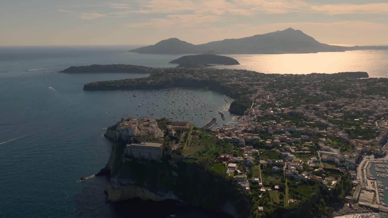 Vista aérea da ilha de Procida, Nápoles, sul da Itália - Imagem de drone