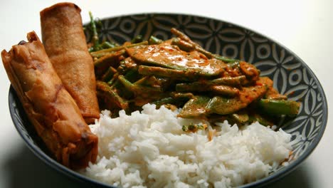 Delicioso-Curry-Tailandés-De-Verduras-Rojas-Con-Rollitos-De-Primavera-Y-Arroz