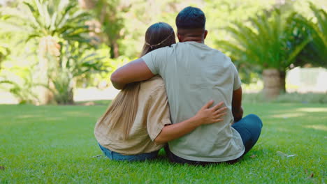 Espalda-De-Pareja,-Abrazo-Y-Amor-En-El-Parque