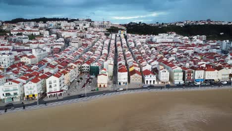 Luftaufnahme-Der-Stadt-Nazare-Mit-Roten-Dächern-Am-Strand