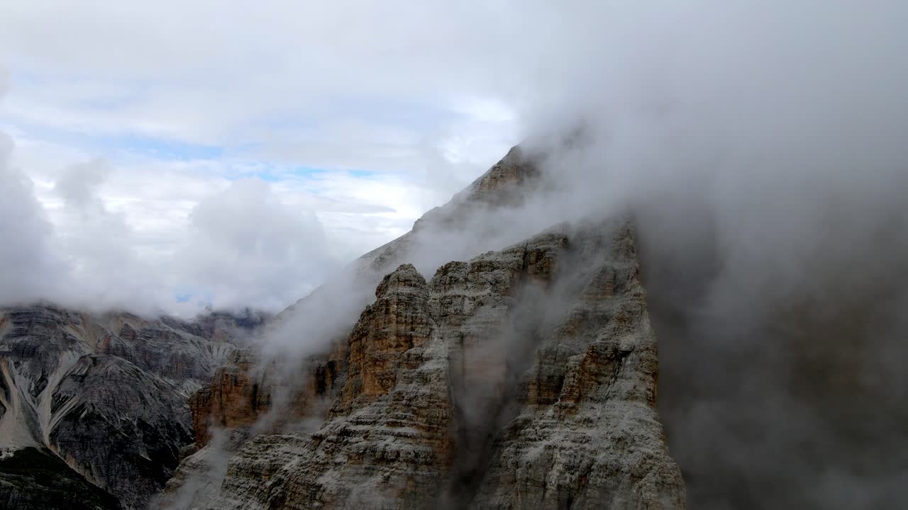 vistas aéreas de los picos dolomitas italianos en un día nublado y nublado