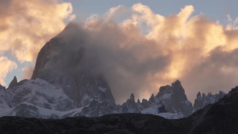 Toma-De-Lapso-De-Tiempo-De-Las-Nubes-Que-Rodean-La-Famosa-Montaña-Fitz-Roy-Al-Atardecer