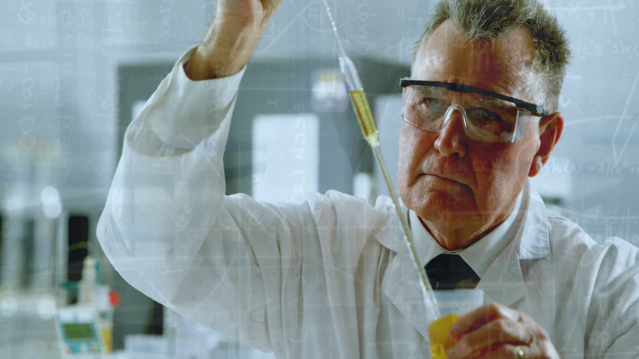 animación de fórmulas químicas sobre caucásico trabajador de laboratorio masculino senior con muestra