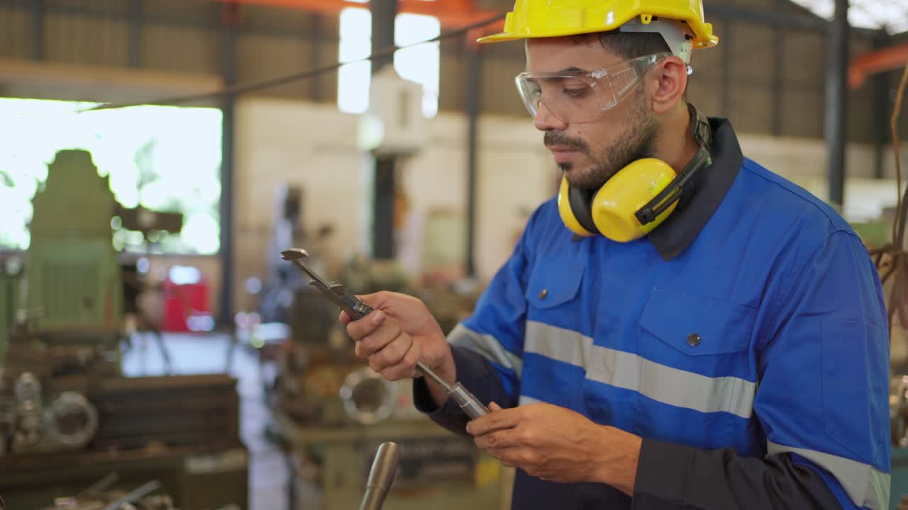 ingeniero de fábrica mide tubos de acero utilizando una pinza de vernier. máquina de comprobación o mantenimiento. uso de casco de seguridad y gafas durante el trabajo. equipo de inspector de trabajadores. industrial y tecnología
