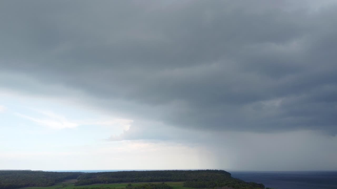 브루스 반도 (bruce peninsula) 에 있는 허론 호수를 고 있는 어두운 구름.