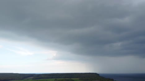 Luftwagen-In-Dunklen-Wolken,-Die-Den-Lake-Huron-Auf-Der-Bruce-Halbinsel-Bedecken