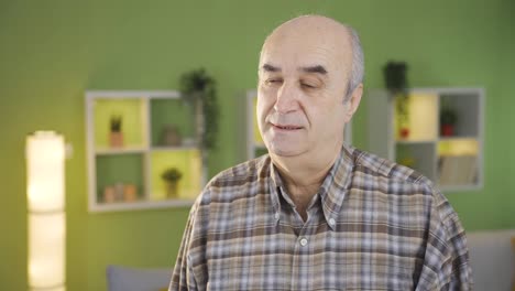un viejo deprimido y aburrido.