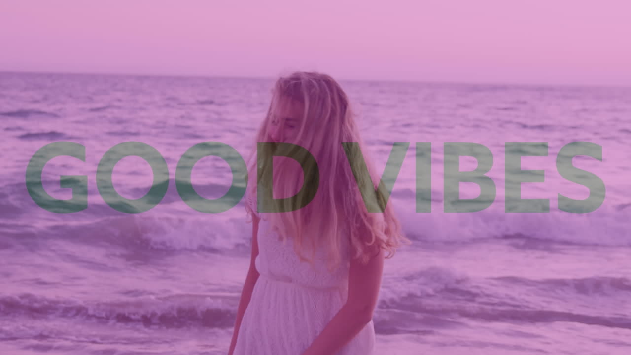 múltiples textos de buenas vibraciones contra una mujer caucásica caminando por la playa