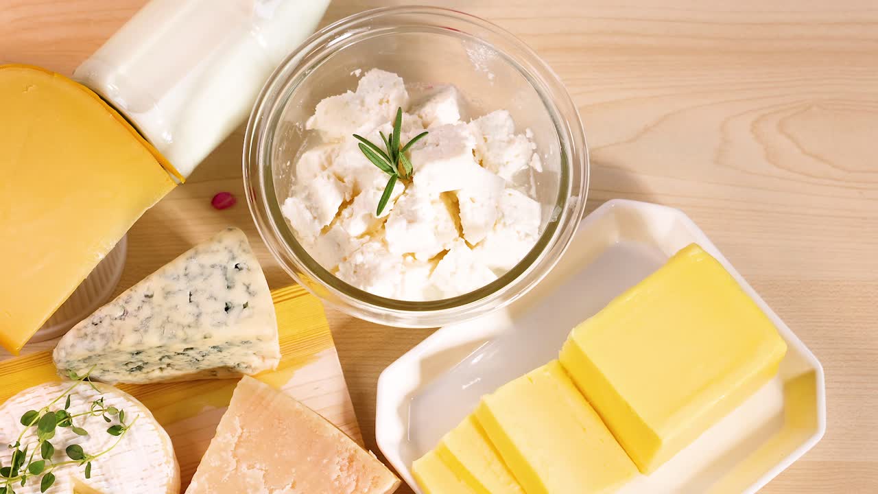 나무 표면 에 전시 된 여러 가지 유제품