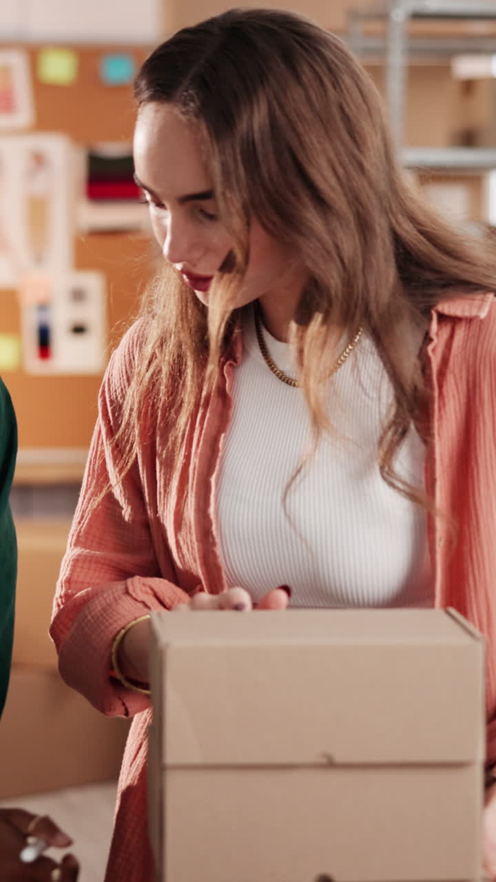 Due donne che lavorano all'evasione degli ordini in un magazzino e-commerce