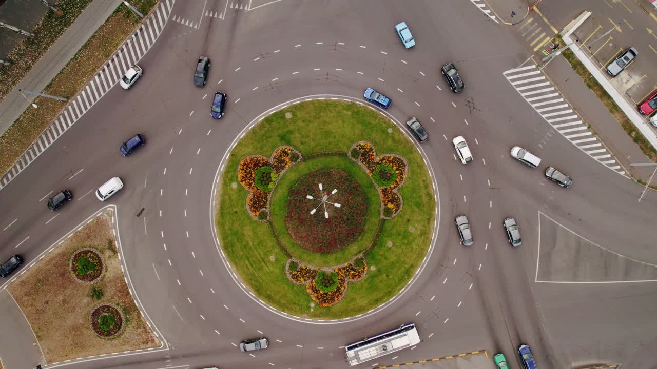 дорожный круг с машинами. сверху вниз воздушный вид на круговом перекрестке