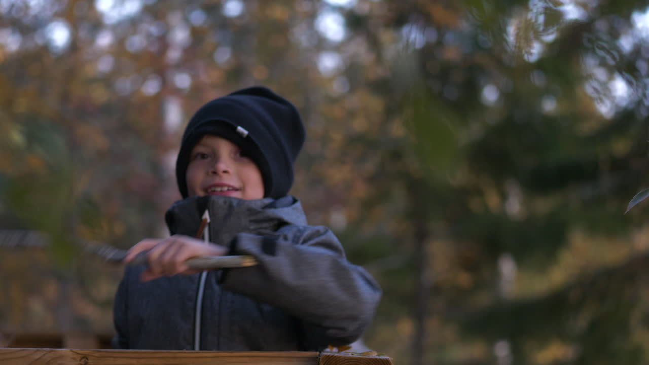 노란 가을 풍경 속에서 카메라를 바라보는 귀여운 어린 소년의 초상화
