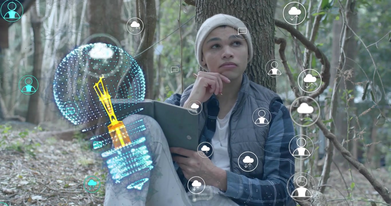 Uomo appoggiato a un albero che tocca un tablet, generando icone tecnologiche con una lampadina pulsante che accende idee.
