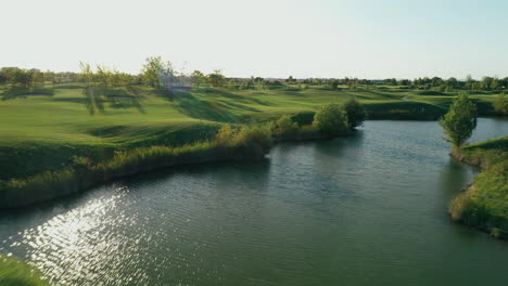 Imágenes-Aéreas-De-Un-Campo-De-Golf-En-Bac,-Cerca-De-Bratislava-En-Eslovaquia