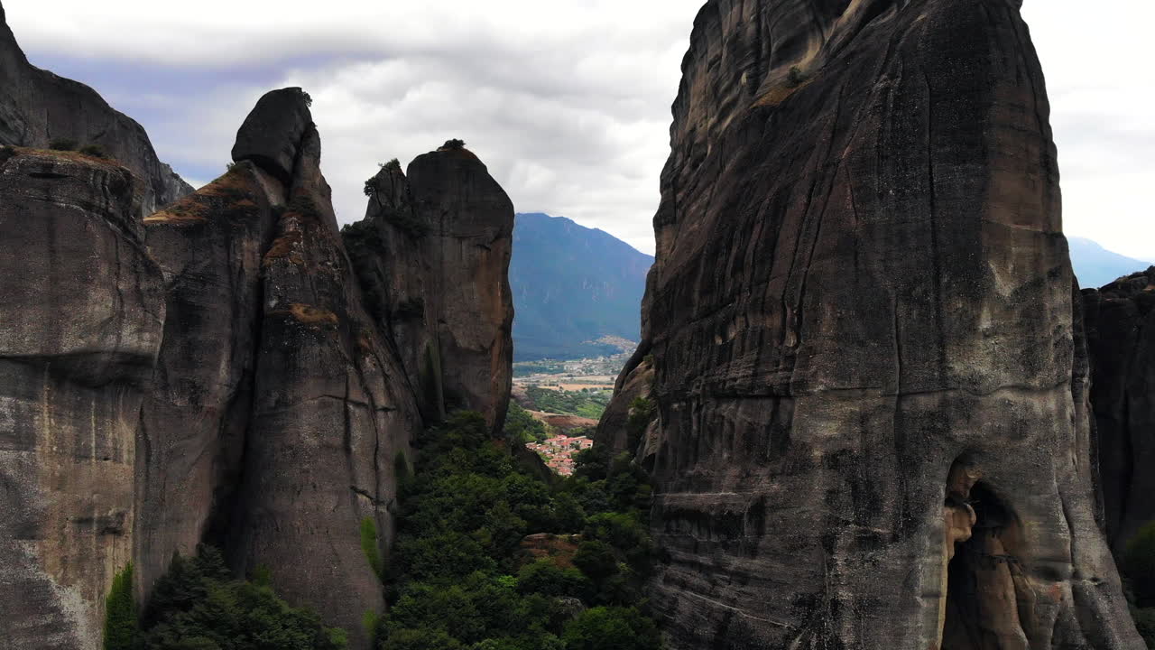 거대한 암석을 향해 날아갑니다